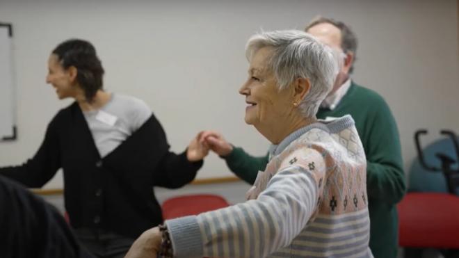 Personas con Alzheimer bailando en un proyecto de investigación (Foto: @festivalperalada)