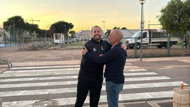 Manolo Marco, presidente de El Puig, abraza a Javier Marcos, padre de un jugador del E1 Paiporta