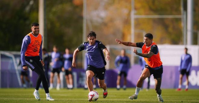 Mario Martín, con el balón, entre Amallah y Marcos André (Foto: Real Valladolid).