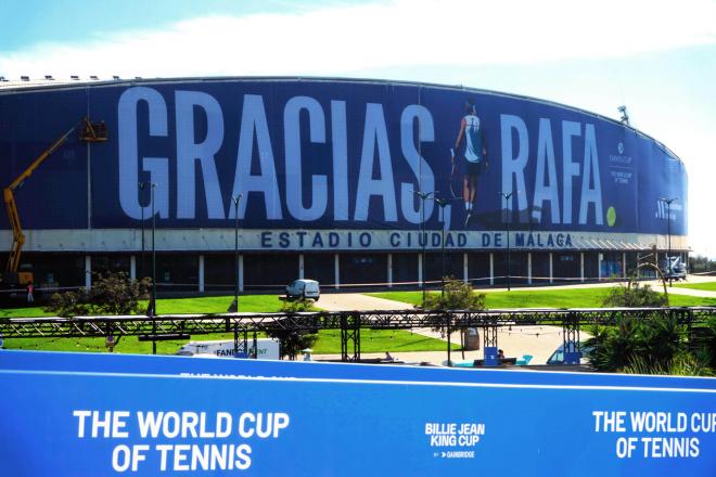 La lona en honor a Rafa Nadal en el Estadio Ciudad de Málaga (Foto: EFE).