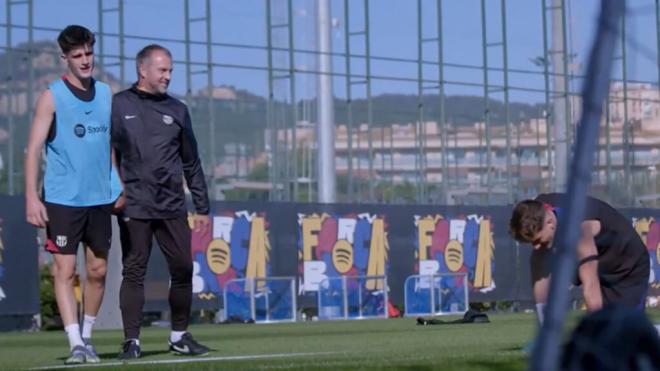 Hansi Flick, Pau Víctor y Gavi en un entrenamiento con el Barça (FC Barcelona)