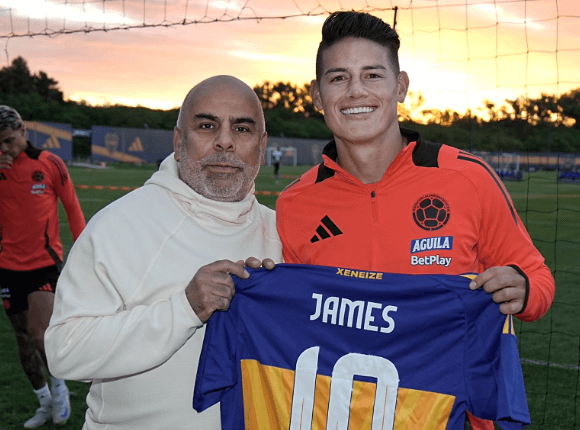 James Rodríguez posa con la camiseta de Boca Juniors junto a Chicho Serna (FOTO: Boca Juniors).