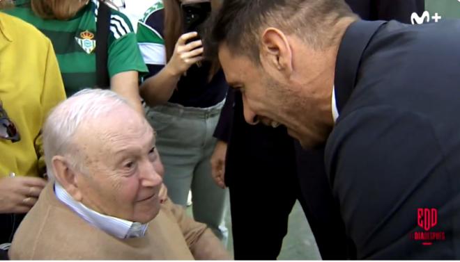 Joaquín conversa con un aficionado de 93 años que vuelve al Villamarín tras seis años.