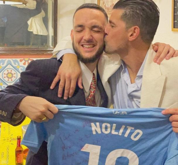 Nolito le da un beso a C. Tangana y posan con la camiseta del Celta.