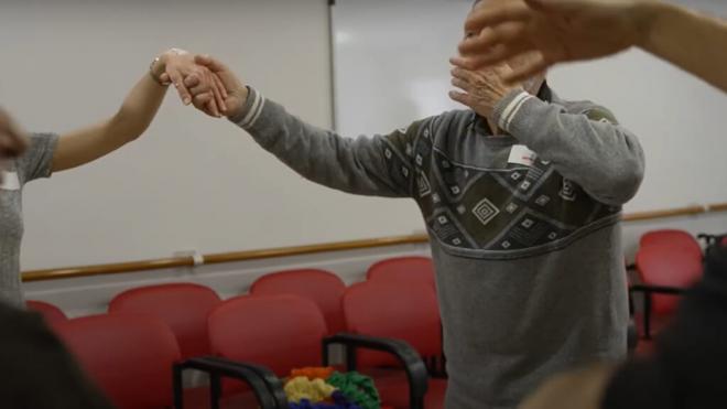 Personas con Alzheimer bailando en un proyecto de investigación (Foto: @festivalperalada)