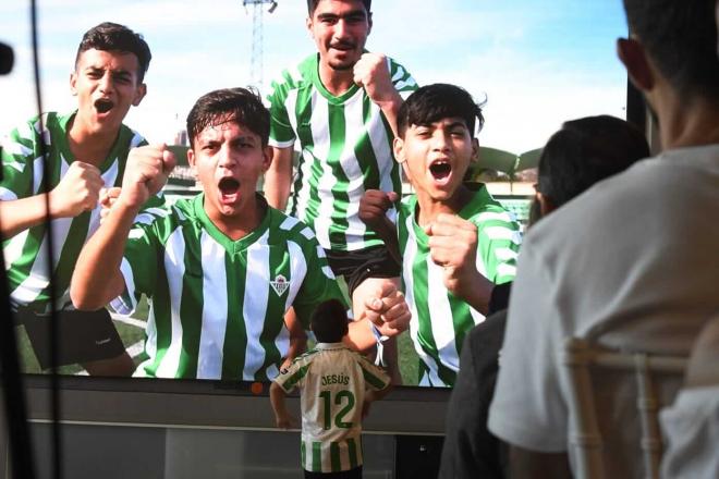 Jesús Caballo, viendo el vídeo de la Fundación del Real Betis (Foto: Kiko Hurtado).