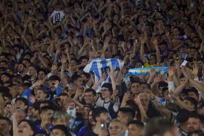 Aficionados argentino enseñan la camiseta de Leo Messi (Foto: Cordon Press).