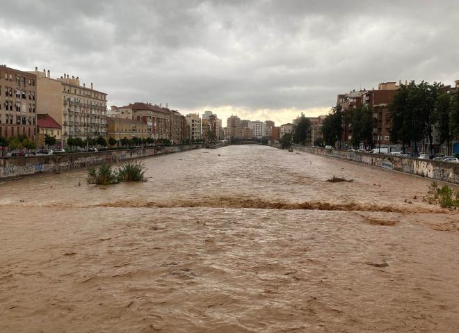 El río Guadalmedina a su paso por Málaga capital este miércoles. (Foto: EFE/María Alonso)