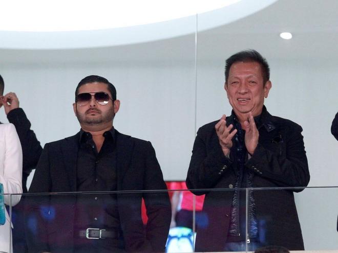 El Príncipe de Johor en Mestalla junto a Peter Lim (Foto: EFE)