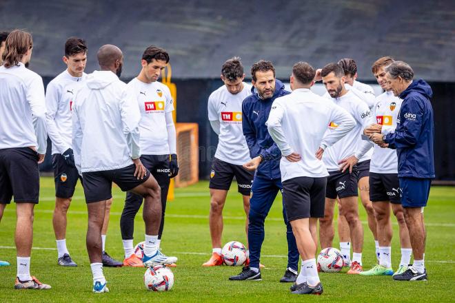 El Valencia CF se entrena con agua