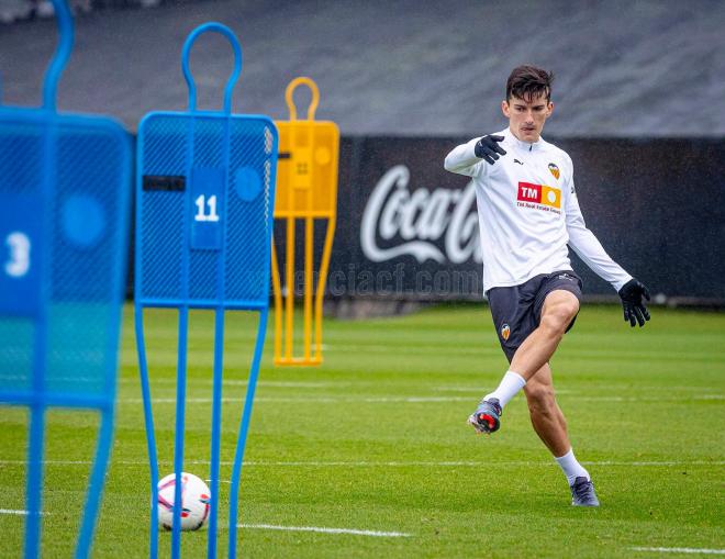 El Valencia CF se entrena con agua y a pesar del riesgo de DANA