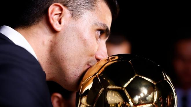 Rodrigo Hernández con el Balón de Oro (Europa Press)