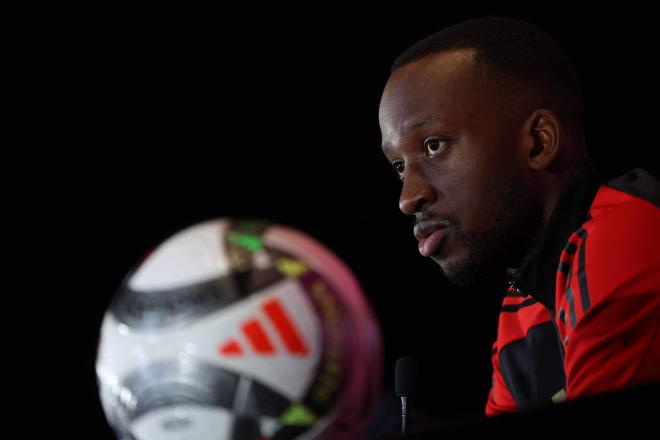 Lukebakio, en rueda de prensa con Bélgica (Foto: Cordon Press).