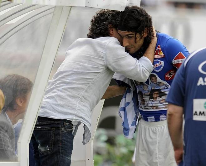 Juanma Lillo y el 'Loco' Abreu se abrazan en la Real Sociedad (Foto: Cordon Press).