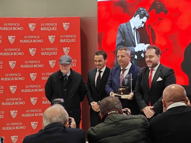 Kiko Hurtado recibe el Premio Ruesga Bono junto a su padre, el Presidente del Sevilla y Fede Quinte