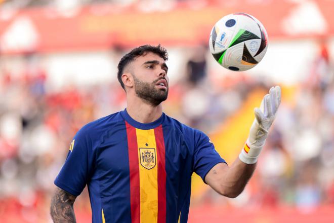 David Raya calentando con España (Foto: Cordon Press).