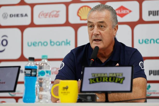 Gustavo Alfaro, en rueda de prensa de la selección de Uruguay (FOTO: EFE).