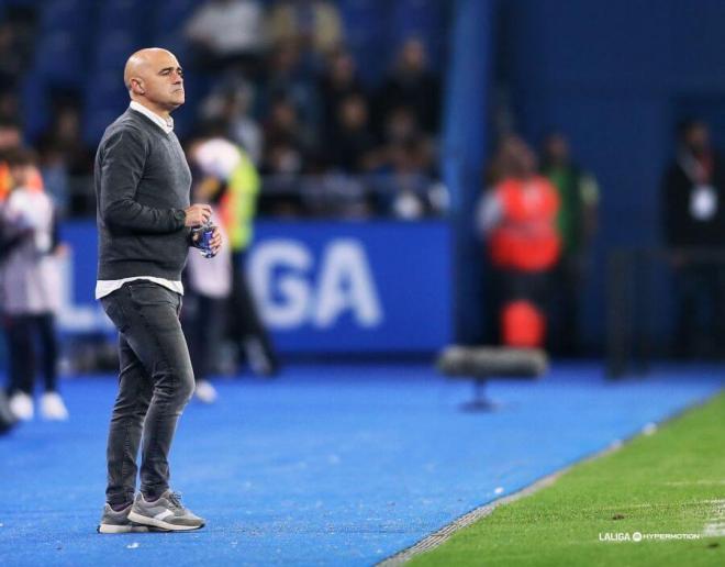 Óscar Gilsanz, en el banquillo antes del Cartagena - Dépor (Foto: LALIGA).