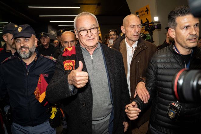 Claudio Ranieri, a su llegada al aeropuerto de Roma (Foto: Cordon Press).