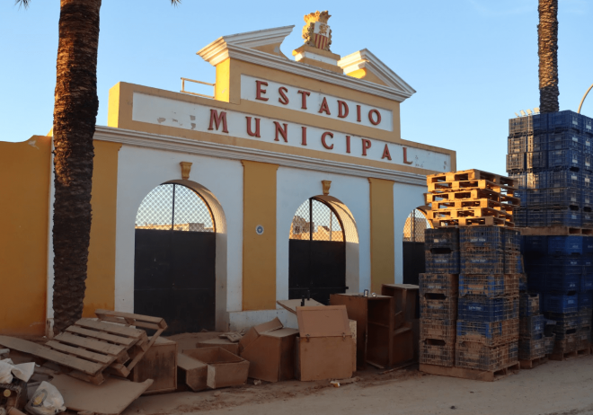 Estadio Municipal de Algemesí, afectado por la DANA