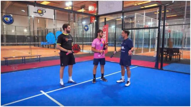 Andrés Britos con alumnos durante la clase en Pádel Pro.