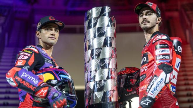 Jorge Martín y Pecco Bagnaia con el trofeo de MotoGP