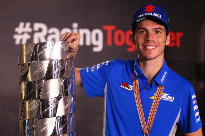 Joan Mir, con el trofeo del Mundial de MotoGP (Cordon Press)