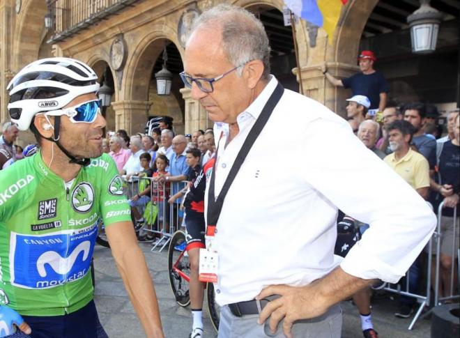 Alejandro Valverde charla con José Luis López Cerrón (Foto: EFE).