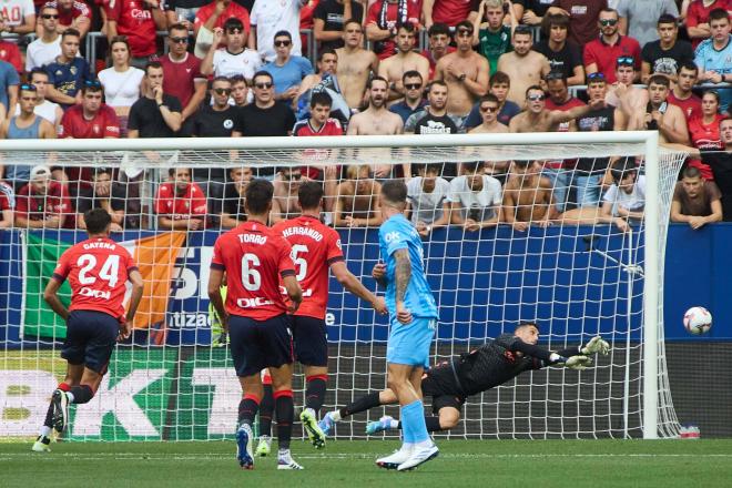 Parada de Sergio Herrera en el Osasuna-Mallorca (Foto: Cordon Press).