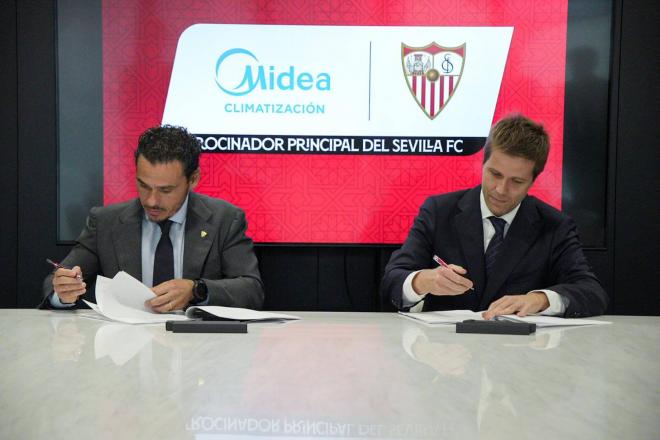 Del Nido Carrasco y Juan Rigol firman el acuerdo entre Midea y el Sevilla FC (Foto: SFC).