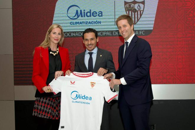 Del Nido Carrasco, con Anna y Juan Rigol, CEOs de Midea, nuevo patrocinador principal del Sevilla F