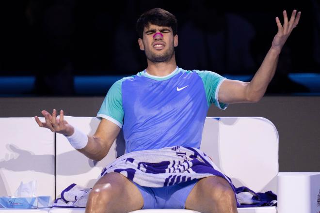 Carlos Alcaraz, desesperado ante Zverev en las ATP Finals (Foto: Cordon Press).