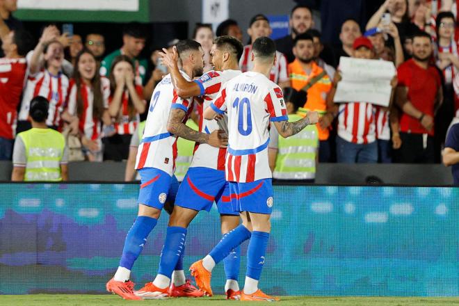 Sanabria celebra el gol con sus compañeros en el Paraguay-Argentina (EFE).