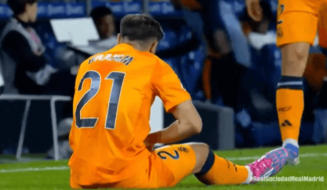 Brahim se tira al suelo lesionado en el Real Sociedad-Real Madrid.