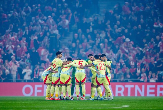 Piña de los jugadores españoles antes del Dinamarca-España (Foto: @SeFutbol).