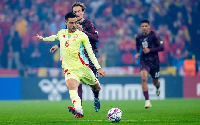 Mikel Merino busca un tiro en el Dinamarca-España (Foto: @SeFutbol).