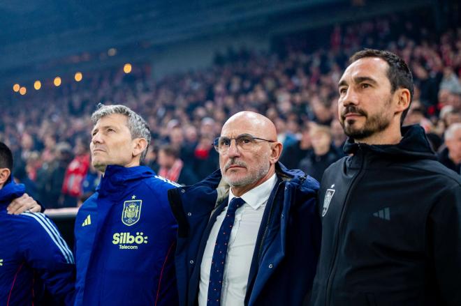 Luis de la Fuente escucha el himno antes del Dinamarca-España (Foto: @SeFutbol).