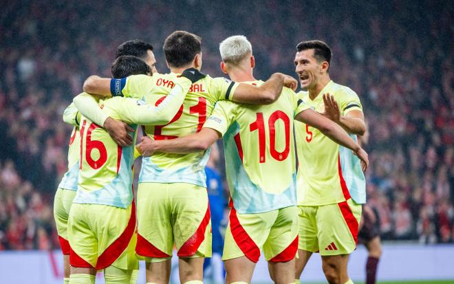 Mikel Oyarzabal celebra su gol en el Dinamarca-España (Foto: @SeFutbol).