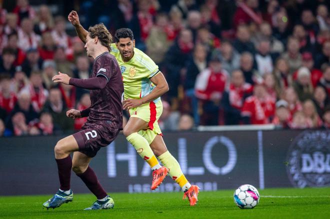 Ayoze Pérez da un pase en el Dinamarca-España (Foto: @SeFutbol).