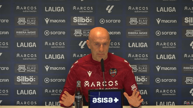 Julián Calero, en rueda de prensa con el Levante (Foto: LUD).