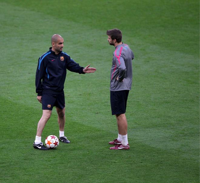 Gerard Piqué hablando con Pep Guardiola (Cordon Press)