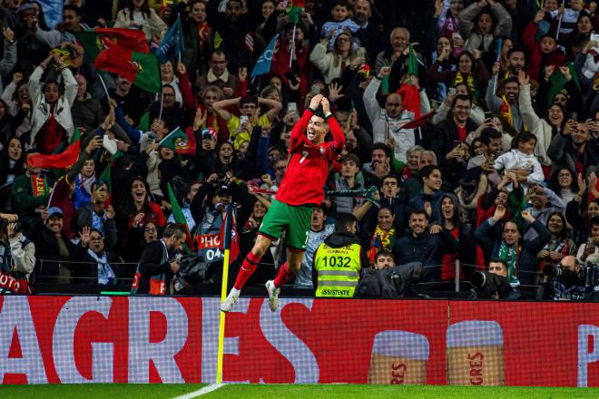 Cristiano Ronaldo celebra uno de sus goles ante Polonia. (Foto: Cordon Press)