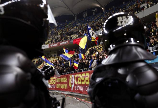 Policías en el Rumanía - Kosovo de Nations League (Foto: EFE).