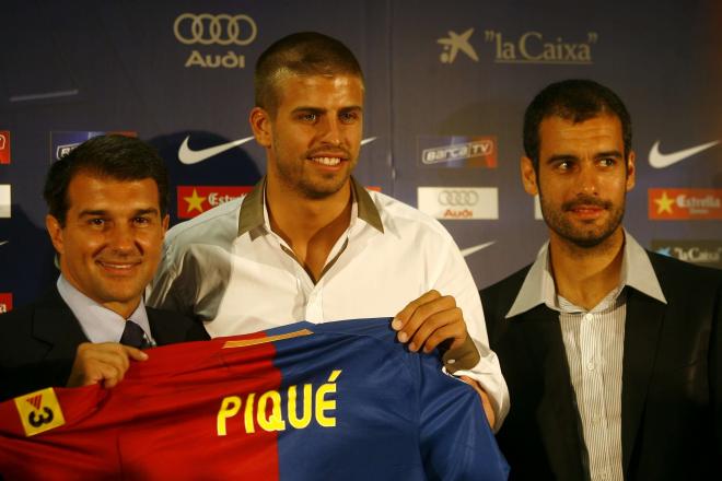 Gerard Piqué junto a Joan Laporta y Pep Guardiola (Cordon Press)