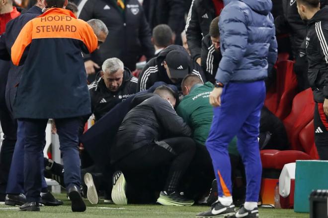 Ádam Szalai, atendido tras desplomarse en el Países Bajos-Hungría (Foto: EFE).