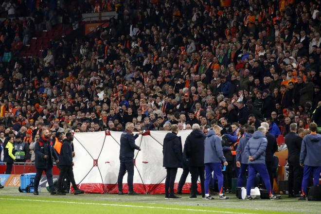 Ádam Szalai, atendido tras desplomarse en el Países Bajos-Hungría (Foto: EFE).