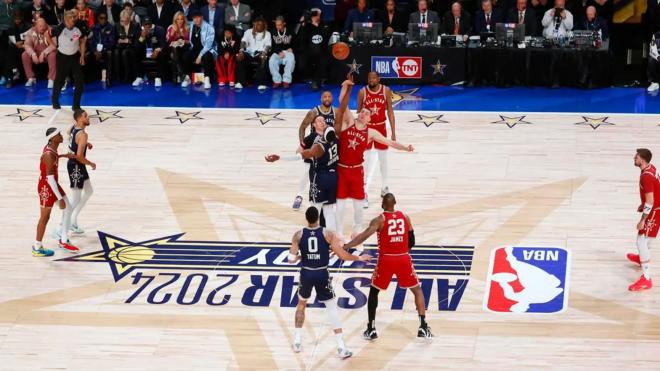 El salto inicial en el partido del All Star de la NBA en 2024 (Foto: EFE).