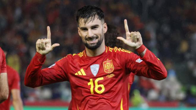 Álex Baena celebra un gol con la Selección Española (Cordon Press)