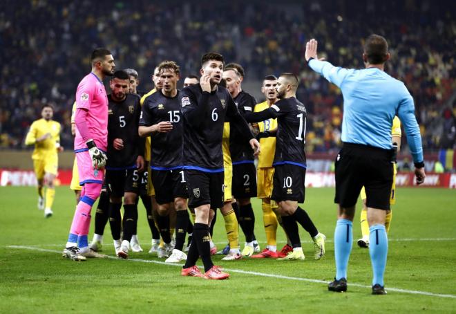 Jugadores de Kosovo protestan en Rumanía (Foto: EFE).