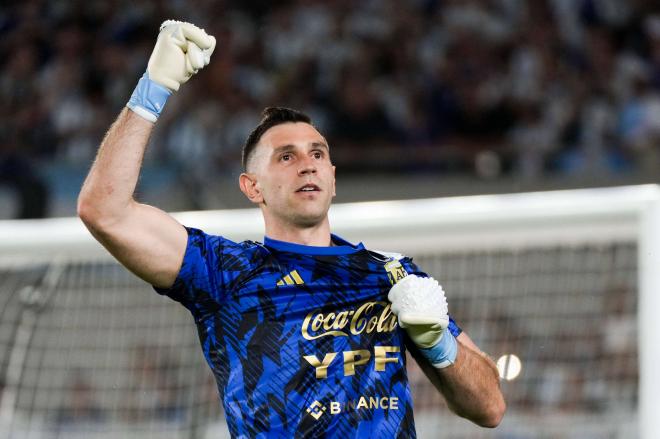 El Dibu Martínez celebra en un partido con Argentina (Foto: Cordon Press).